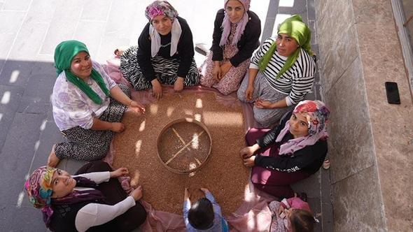 Köylü kadınların kooperatifi gelirlerini depremzede kadınlara bağışlıyor