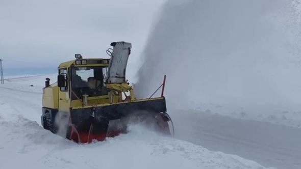 Kars'ta kardan kapanan 32 köy yolunda çalışmalar sürüyor