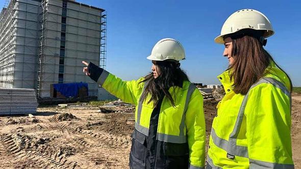 Şantiyenin kadın çalışanları, azimleriyle göz dolduruyor