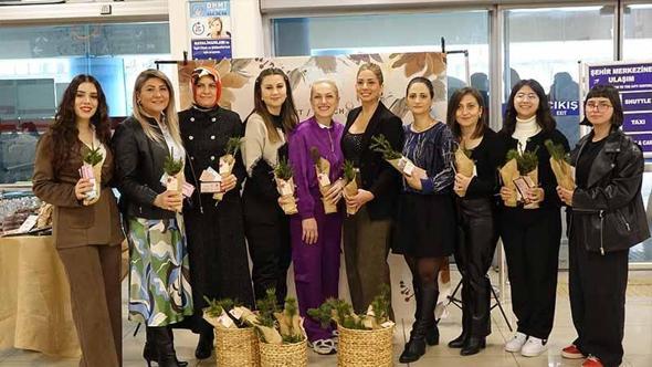 Trabzon’da kadın yolculara 8 Mart’ta fidan sürprizi