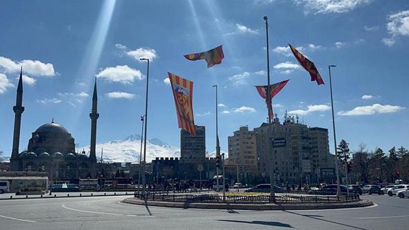 Kayseri'de kentin farklı noktalarına Kayserispor bayrakları asıldı