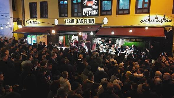 Tahinli pide ve simit ile sahur yapmak için saatlerce sıra beklediler