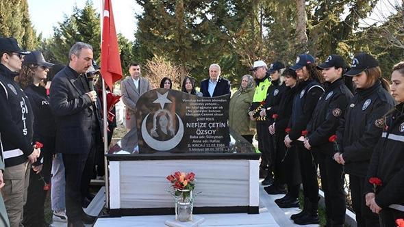 Edirne’de kadın polisler, şehit meslektaşlarını 8 Mart nedeniyle kabri başında andı