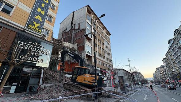 Yıkım sırasında yandaki binanın taşıyıcı kolonu hasar gördü; 21 daire boşaltıldı