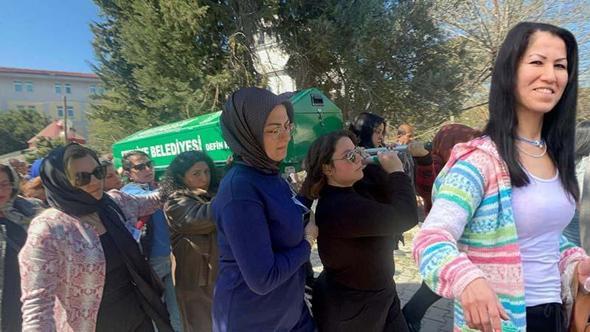 Eşi tarafından öldürülen Sermin’in tabutunu kadınlar taşıdı