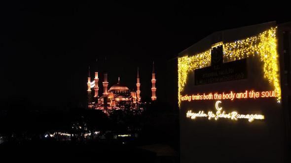 İstanbul'da bazı okulların dış cepheleri ramazana özel ışıklandırma ve süslemeyle donatıldı
