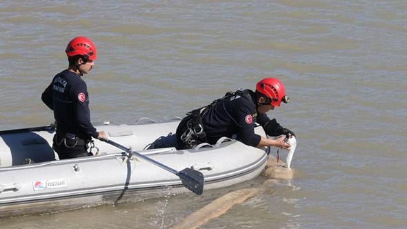 Ayağına misina dolanan martıyı itfaiye eri kurtardı