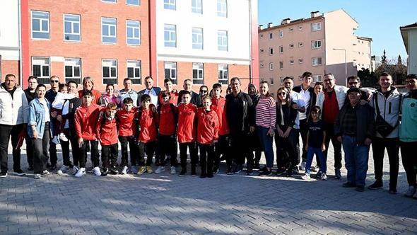 Katar’da mahsur kalan Türk sporcular, 26 saatlik yolculuğun ardından Kuşadası'na geldi