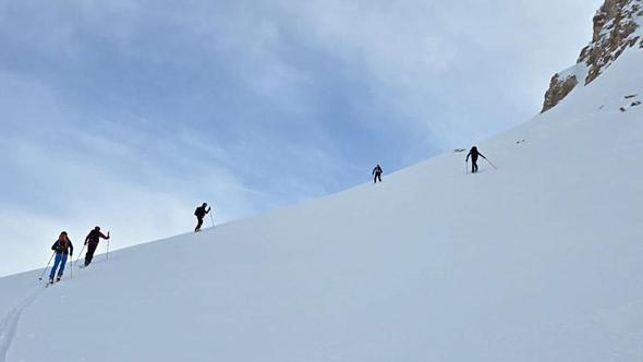 Çekyalı 5 dağcının Mor Dağı’na kış tırmanışı 9 saat sürdü