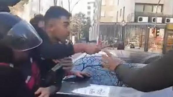 Kadıköy’de yol verme tartışmasında kamyonet şoförüne demir çubukla saldırdılar