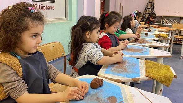 Öğrenciler, ustasından çömlek yapımını öğreniyor