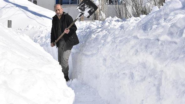 Bitlis'te köylüler açtıkları kar tünelleri ile ulaşım sağlıyor