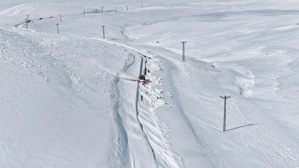 Van'ın İran sınırında 2 metreyi aşan karla mücadele çalışması