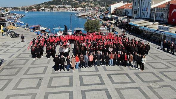 İstiklal Marşı'nın her kıtasını şehrin ayrı bir noktasında okudular