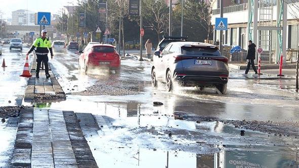 Sivas'ta ana şebeke borusu patladı; yol çöktü