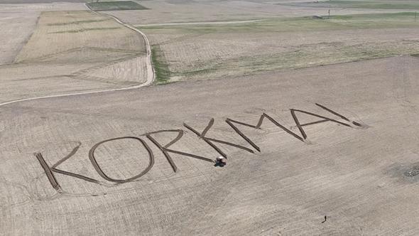 Aksaraylı çiftçi, tarlasına İstiklal Marşı'nın ilk kelimesi, 'Korkma' yazdı