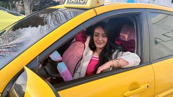 Gezme merakıyla direksiyon başına geçen Gizem, 2 yıldır taksicilik yapıyor