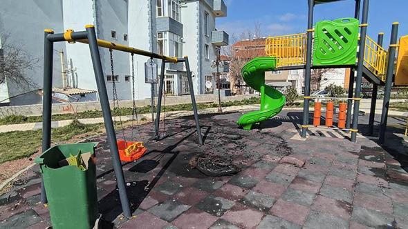 Parkta lastik yakıp, oyun gruplarına zarar verdiler; olay kamerada