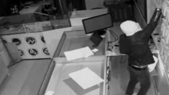 Jandarma peşini bırakmadı, kuyumcu dükkanına giren hırsız yakalandı