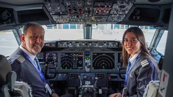 42 yıllık pilot son uçuşunda kokpiti, ilk seferine çıkan kızıyla paylaştı