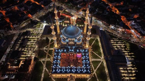 Restorasyonun ardından ibadete açılan Selimiye Cami avlusunda iftar