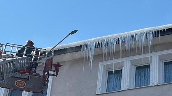 Ardahan’da binalardan sarkan dev buz kütleleri temizleniyor