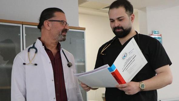 Küçükken hayalini kuruyordu, şimdi babasıyla aynı hastanede şifa dağıtıyor