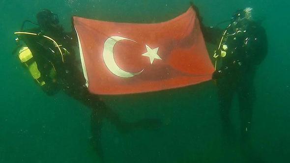 28 santimetre kalınlığındaki buzu testereyle keserek girdikleri gölde Türk bayrağı açtılar