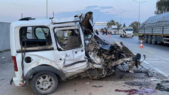 İstinat duvarına çarpan hafif ticari aracın sürücüsü ağır yaralandı