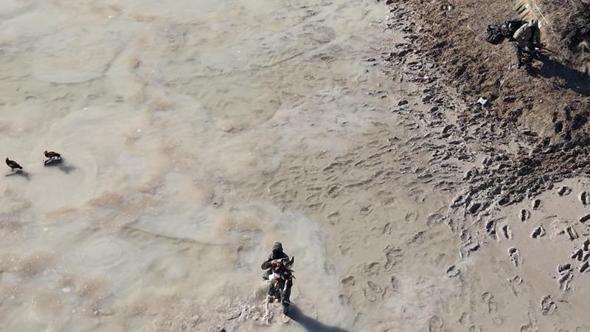 Kaçak avcılar doğa koruma ekiplerine ateş açtı, o anlar dron kamerasında