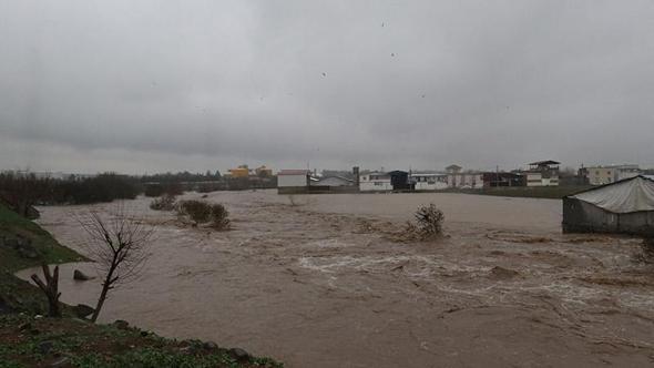 Diyarbakır’da sağanak sonrası dereler taştı, tarım arazilerini su bastı