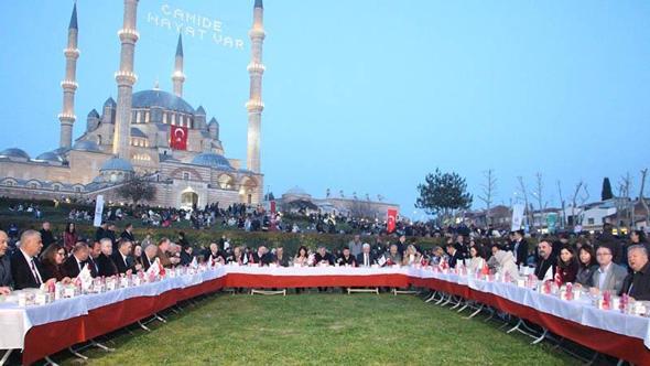 Selimiye Camisi meydanında 7 bin 500 kişi Kadir Gecesi iftarında buluştu