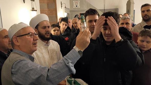 Kadir Gecesi'nde tarihi camide Sakal-ı Şerif ziyarete açıldı