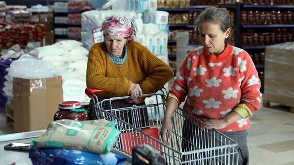 Hurdacı kadın, belediyeden aldığı gıda destek kartını Gazze’ye bağışladı