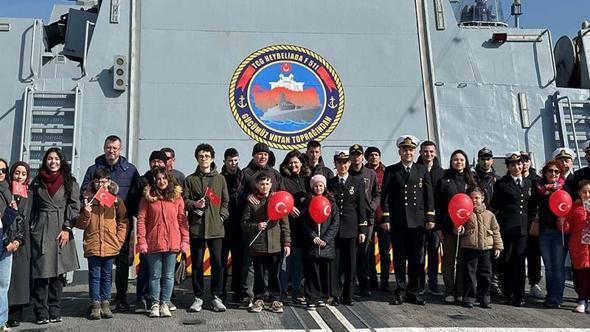 Çanakkale'de ziyarete açılan Deniz Kuvvetleri Komutanlığı'na bağlı gemilere yoğun ilgi