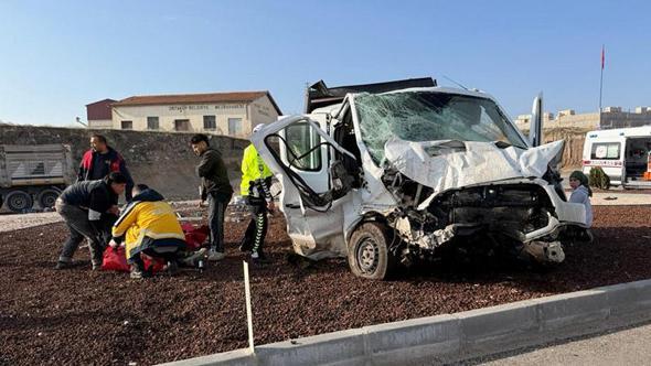 Kamyonet ile ekmek dağıtım aracı çarpıştı: 6 yaralı