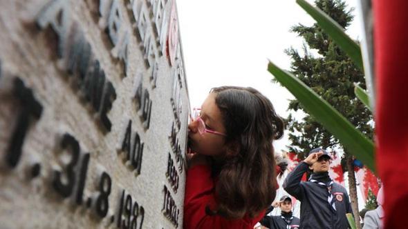Elif, hiç görmediği şehit dayısının fotoğrafını öpüp, defalarca okşadı