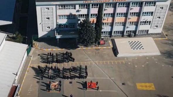 İlkokul öğrencileri Çanakkale şehitlerini özel koreografi ile andı