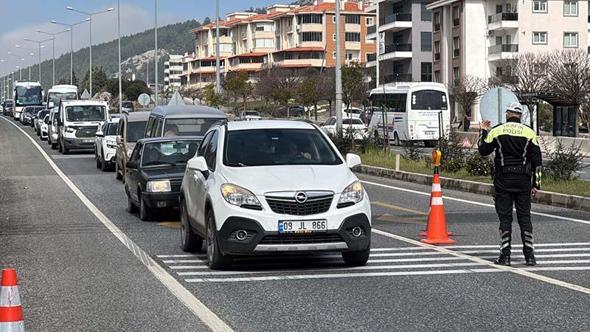Bayram öncesi Muğla'ya tatilci akını; araç kuyrukları oluştu
