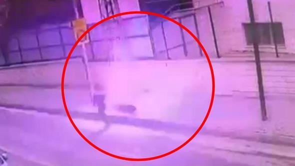 Elektrik direğinden kopan kabloya temas edince akıma kapıldı; olay anı kamerada