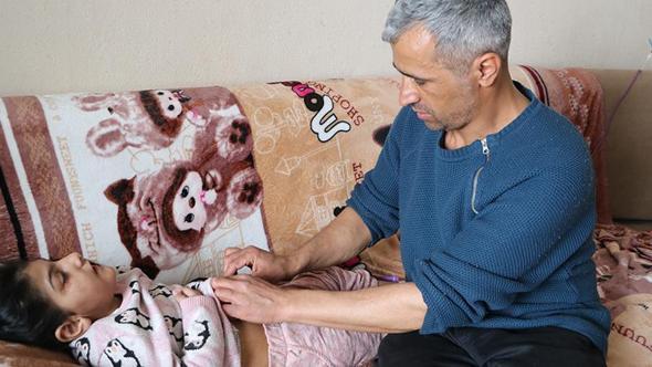 Biri engelli 4 çocuğuna hem annelik hem babalık yapıyor