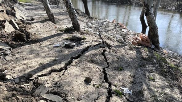 Taşkın yaşanan Tunca Nehri kıyısında çatlak ve göçükler oluştu