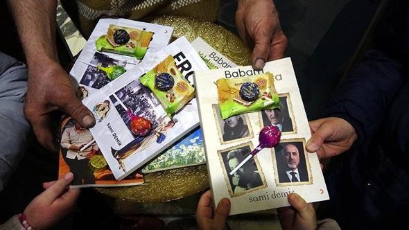 Çocuklara verdiği kitaplarının üzerine şeker ve çikolata yapıştırdı