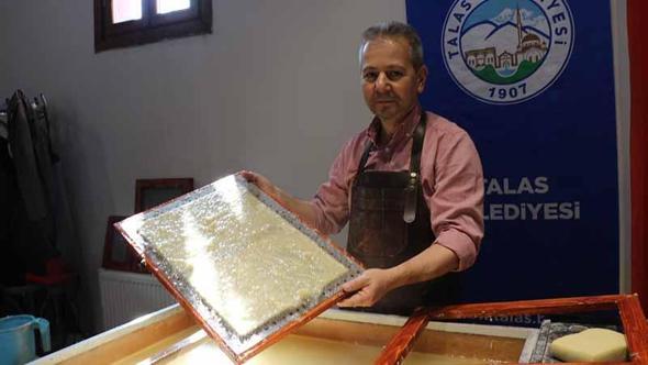 Tarihi konak atölyeye çevrildi; 2 bin yıllık yöntemle sanatsal kağıtlar üretiliyor