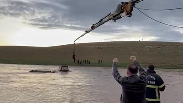 Derede mahsur kalan traktörün sürücüsü vinçle kurtarıldı