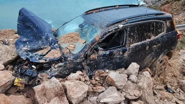 Mersin'de heyelan; kaya parçalarının altında kalan cipin sürücüsü yaralandı