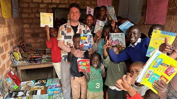 Uganda'da kurduğu kütüphaneyle yetimlere umut oldu