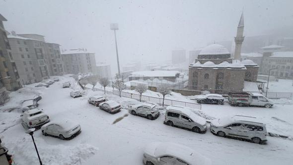 Yüksekova'da kar yağışı etkili oldu