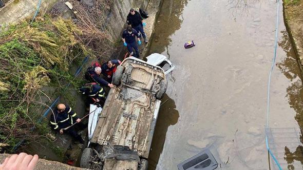 Hafif ticari araç dereye uçtu; 3 ölü, 2 yaralı