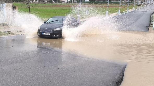 Gercüş’te sağanak ve rüzgar: Yollar suyla doldu, ağaçlar devrildi